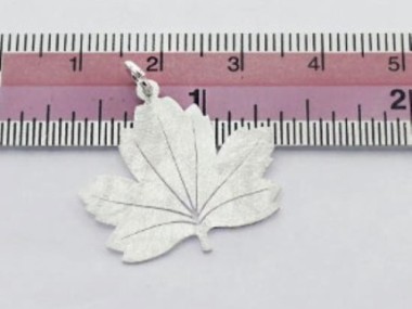 925 Sterling Silver Maple Leaf Pendant 21x24mm.