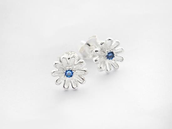 1 pair of 925 Sterling Silver Daisy Stud Earrings, with Lab grown Sapphire.