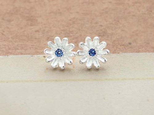 1 pair of 925 Sterling Silver Daisy Stud Earrings, with Lab grown Sapphire.