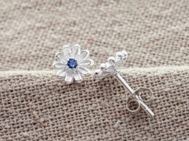 925 Sterling Silver Daisy Stud Earrings, with Lab grown Sapphire.