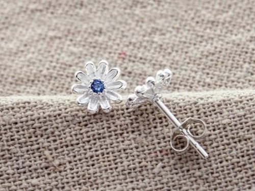 1 pair of 925 Sterling Silver Daisy Stud Earrings, with Lab grown Sapphire.