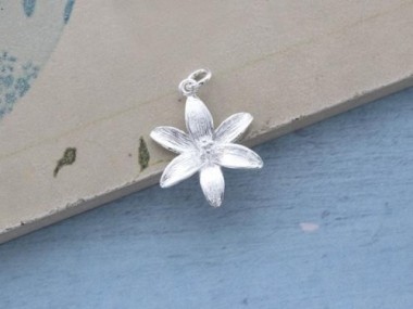 925 Sterling Silver Lily Flower Pendant 17mm.