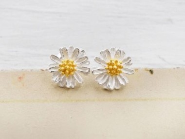 925 Sterling Silver Daisy Stud Earrings, Gold plated pollen 8.5mm.