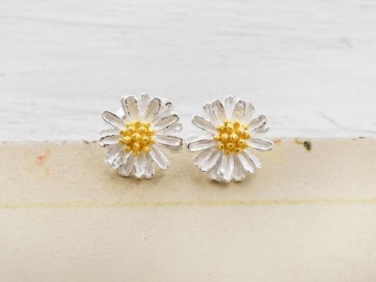 1 pair of 925 Sterling Silver Daisy Stud Earrings, Gold plated pollen 8.5mm.