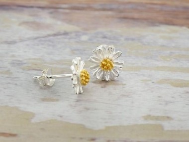 925 Sterling Silver Daisy Stud Earrings, Gold plated pollen 8.5mm.