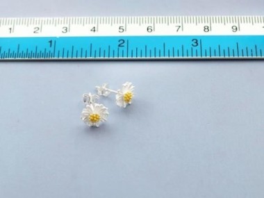 925 Sterling Silver Daisy Stud Earrings, Gold plated pollen 8.5mm.