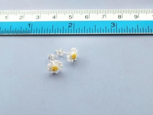 1 pair of 925 Sterling Silver Daisy Stud Earrings, Gold plated pollen 8.5mm.