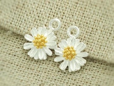 925 Sterling Silver Daisy Charms, Gold plated pollen 9mm.