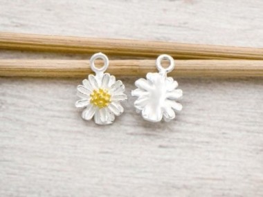 925 Sterling Silver Daisy Charms, Gold plated pollen 9mm.