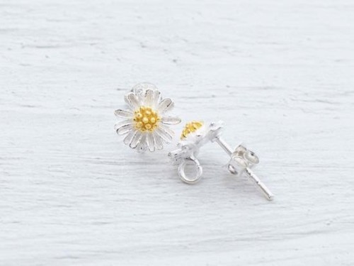 1 pair of 925 Sterling Silver Daisy Stud Earrings, Post Findings , Gold plated pollen 8.5mm.