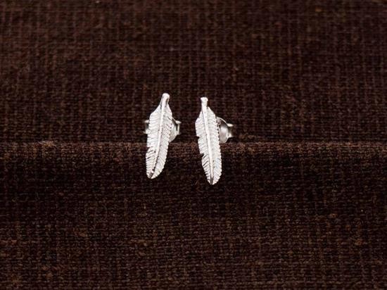 1 pair of 925 Sterling Silver Tiny Feather Stud Earrings 3x12.5mm.