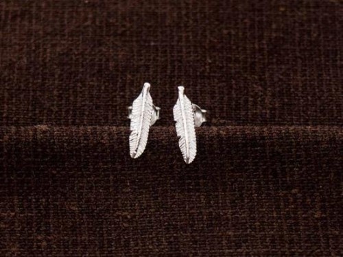 1 pair of 925 Sterling Silver Tiny Feather Stud Earrings 3x12.5mm.