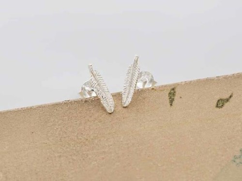 1 pair of 925 Sterling Silver Tiny Feather Stud Earrings 3x12.5mm.