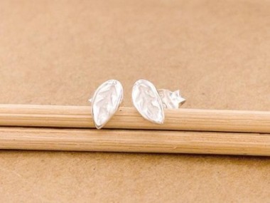 925 Sterling Silver Tiny Leaf Stud Earrings 3.5x7mm.