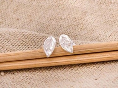 925 Sterling Silver Tiny Leaf Stud Earrings 3.5x7mm.