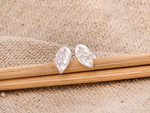 1 pair of 925 Sterling Silver Tiny Leaf Stud Earrings 3.5x7mm.