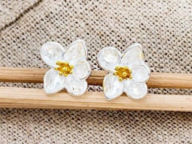 1 pair of 925 Sterling Silver Orchid Stud Earrings, Gold plated pollen 9x10mm.