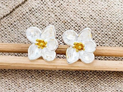 1 pair of 925 Sterling Silver Orchid Stud Earrings, Gold plated pollen 9x10mm.