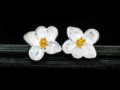 1 pair of 925 Sterling Silver Orchid Stud Earrings, Gold plated pollen 9x10mm.