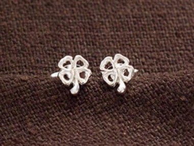 925 Sterling Silver Tiny Four Leaf Clover Stud Earrings 4x6mm.