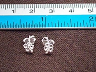 925 Sterling Silver Tiny Four Leaf Clover Stud Earrings 4x6mm.