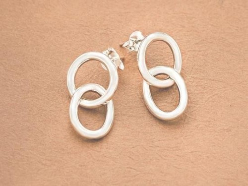 1 pair of 925 Sterling Silver Interlocking Circular and Oval Stud Earrings. Polish Finished