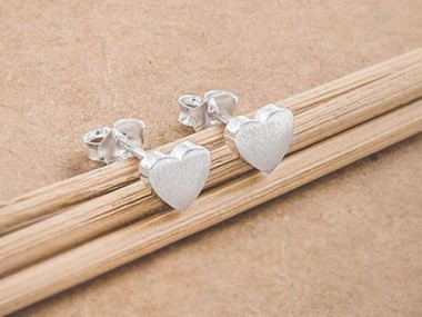 925 Sterling Silver Brushed Heart Stud Earrings 6 mm.