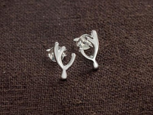 1 pair of 925 Sterling Silver Deer Antler Stud Earrings 5x11mm.