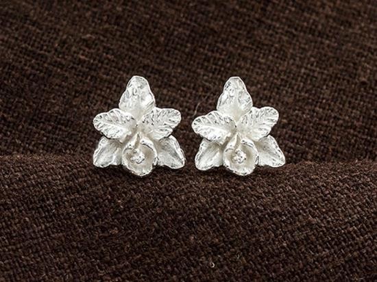 1 pair of 925 Sterling Silver Orchid Stud Earrings 10x11mm.