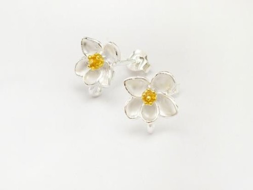 1 pair of 925 Sterling Silver Orchid Stud Earrings, Post Findings, Gold plated pollen 9x10 mm.