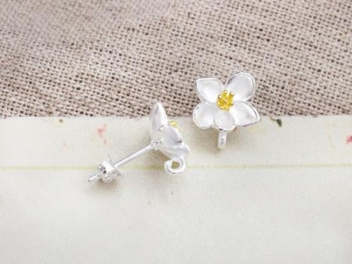 1 pair of 925 Sterling Silver Orchid Stud Earrings, Post Findings, Gold plated pollen 9x10 mm.