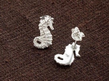 925 Sterling Silver Seahorse Stud Earrings 7x13mm.