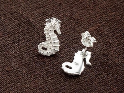 1 pair of 925 Sterling Silver Seahorse Stud Earrings 7x13mm. minimalist earrings