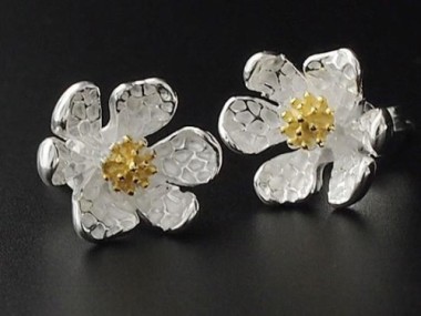 925 Sterling Silver Daisy Stud Earrings, Gold plated pollen 11mm.