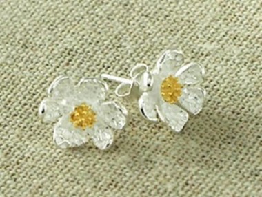 925 Sterling Silver Daisy Stud Earrings, Gold plated pollen 11mm.