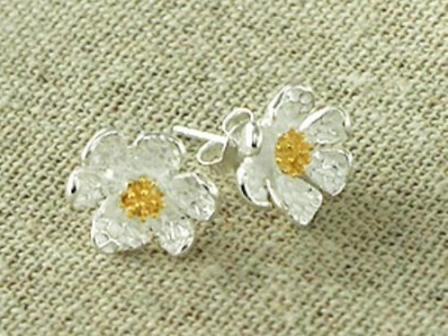 1 pair of 925 Sterling Silver Daisy Stud Earrings, Gold plated pollen 11mm.