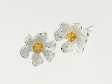 925 Sterling Silver Daisy Stud Earrings, Gold plated pollen 11mm.