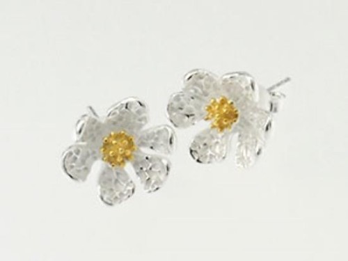 1 pair of 925 Sterling Silver Daisy Stud Earrings, Gold plated pollen 11mm.