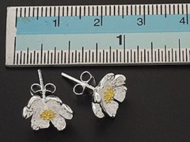 925 Sterling Silver Daisy Stud Earrings, Gold plated pollen 11mm.