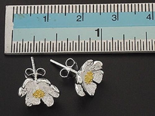 1 pair of 925 Sterling Silver Daisy Stud Earrings, Gold plated pollen 11mm.