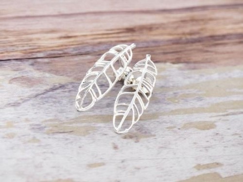 1 pair of 925 Sterling Silver Leaf Stud Earrings 7x20mm. Polish Finished.