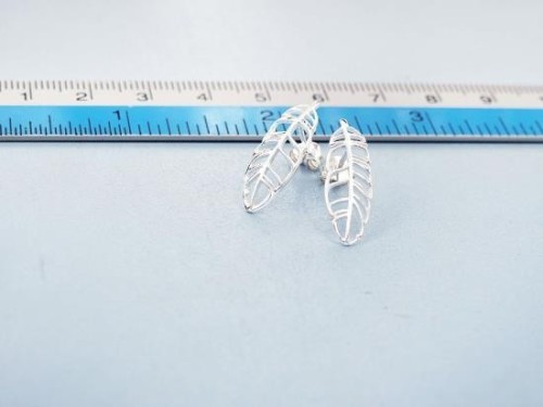 1 pair of 925 Sterling Silver Leaf Stud Earrings 7x20mm. Polish Finished.