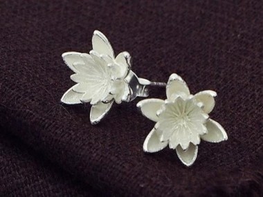 1 pair of 925 Sterling Silver Lotus Stud Earrings 11mm .