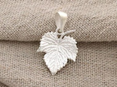 925 Sterling Silver Maple Leaf Pendant 15x18mm.