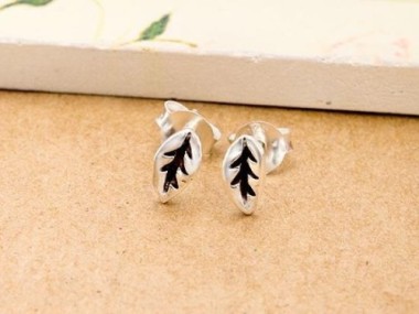 925 Sterling Silver Tiny Leaf Stud Earrings 3.5x7mm.