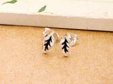 925 Sterling Silver Tiny Leaf Stud Earrings 3.5x7mm.