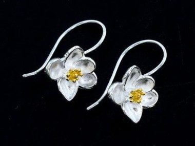 1 pair of 925 Sterling Silver Orchid Earrings, Gold plated pollen 9x10mm.