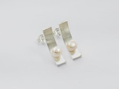 1 pair of 925 Sterling Silver Curved Bar Stud Earrings, With Pearl.