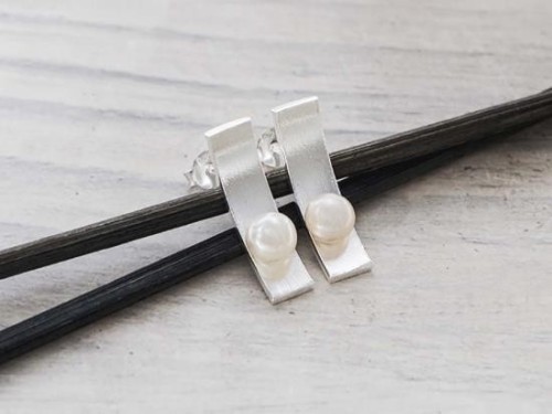 1 pair of 925 Sterling Silver Curved Bar Stud Earrings, With Pearl.