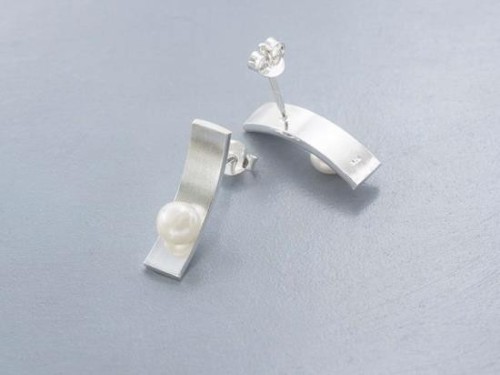 1 pair of 925 Sterling Silver Curved Bar Stud Earrings, With Pearl.